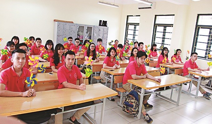 Học sinh trường THPT Phan Huy Chú, 1 trong hai ngôi trường đầu tiên của Hà Nội thực hiện tự chủ tài chính. 	Ảnh: T.A
