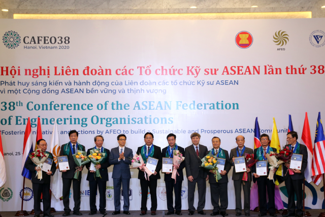 Phó Thủ tướng Vũ Đức Đam trao chứng nhận của Liên đoàn Kỹ sư ASEAN cho các cá nhân có nhiều cống hiến.