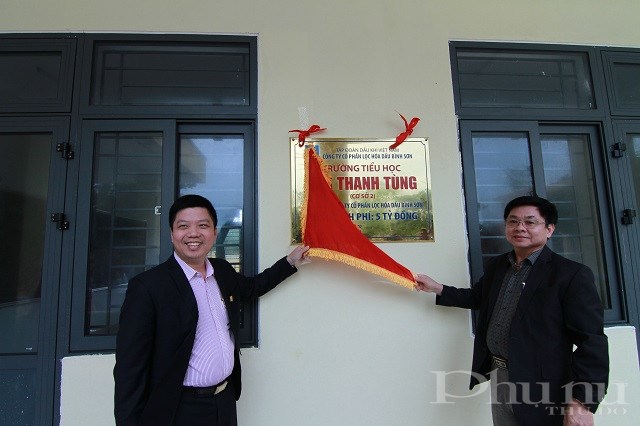 Ông Bùi Xuân Dương (bìa trái), Chánh Văn phòng BSR mở biển tên khánh thành công trình.
