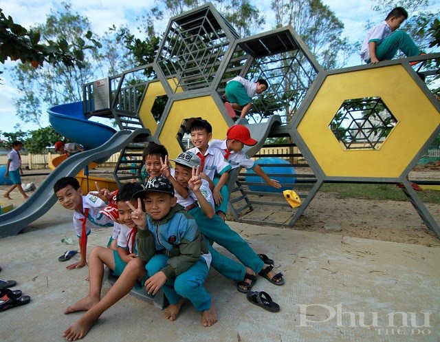 Khu vui chơi của Quỹ Hoà bình Hàn - Việt trong khuôn viên Trường Tiểu học Văn Thanh Tùng.