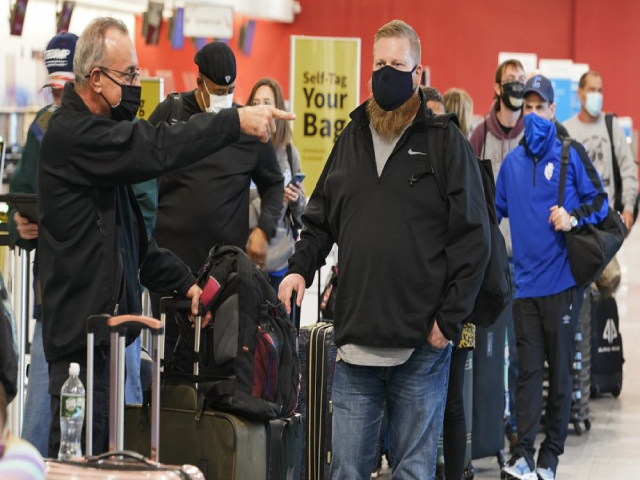 Hành khách xếp hàng chờ tại quầy vé trước khi khởi hành từ Sân bay Quốc tế Cleveland Hopkins,