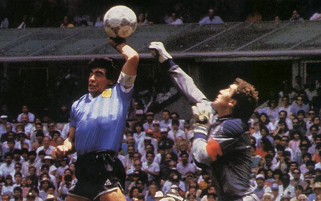 Một trong những khoảnh khắc nổi tiếng nhất trong lịch sử môn thể thao vua, đó là bàn thắng “Bàn tay của Chúa”, khi Maradona đấm bóng vào lưới Anh trong trận tứ kết World Cup năm 1986.