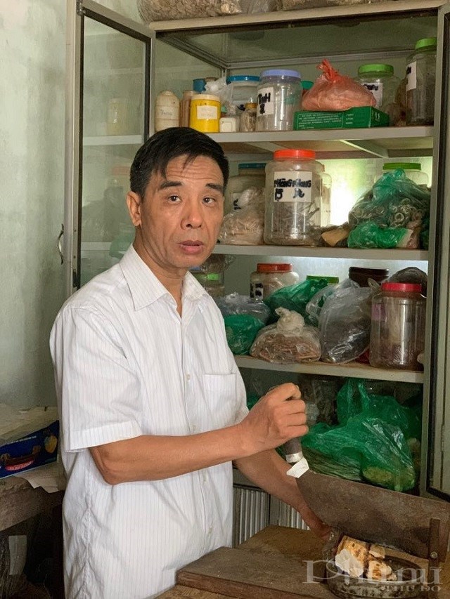 Thầy thuốc gia truyền Lương Ngọc Trọng tại phòng thuốc gia đình.