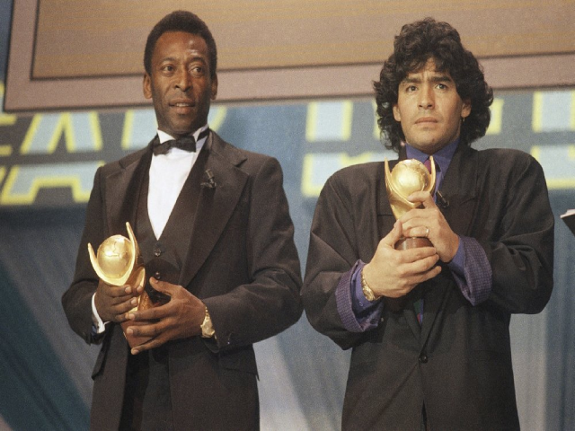 Pelé (trái) và Diego Maradona, cầm cúp trong một lễ trao giải ở Ý.