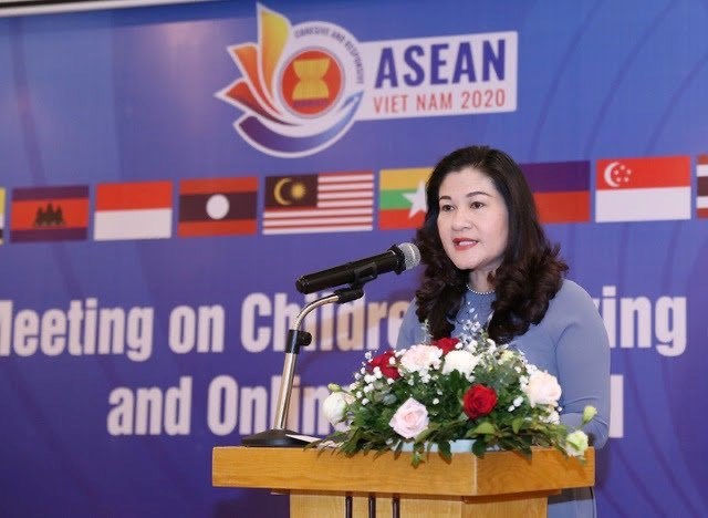 Thứ trưởng Bộ LĐ-TBXH Nguyễn Thị Hà phát biểu tại hội thảo