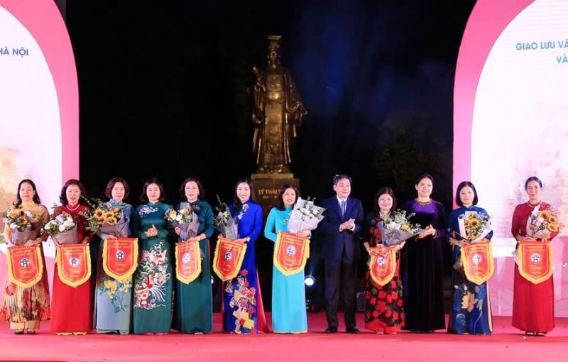 Lãnh đạo trung ương, thành phố Hà Nội tặng hoa, cờ lưu niệm cho các đơn vị tham gia chương trình