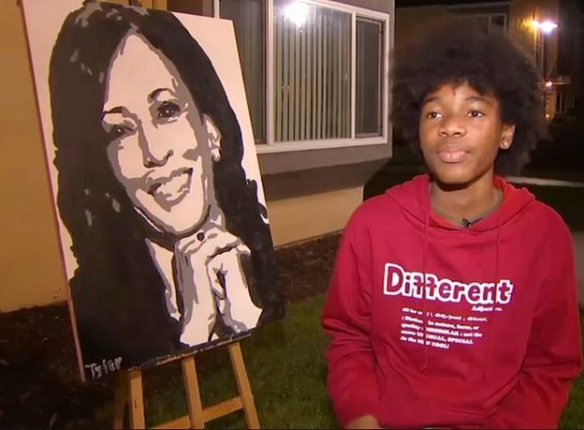 Tyler Gordon bên cạnh chân dung nữ Phó Tổng thống đắc cữ Kamala Harris mà cậu tự vẽ.