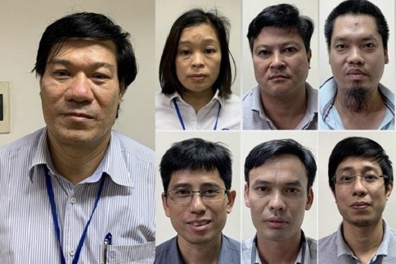 Bị cáo Nguyễn Nhật Cảm (phải) và các bị cáo khác trong vụ án (CACC)