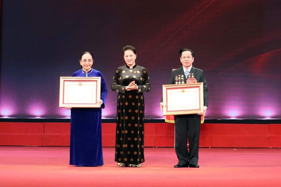 Chủ tịch Quốc hội Nguyễn Thị Kim Ngân trao danh hiệu Anh hùng lao động thời kỳ đổi mới cho ông Lê Văn Kiểm và bà Trần Cẩm Nhung tại buổi lễ