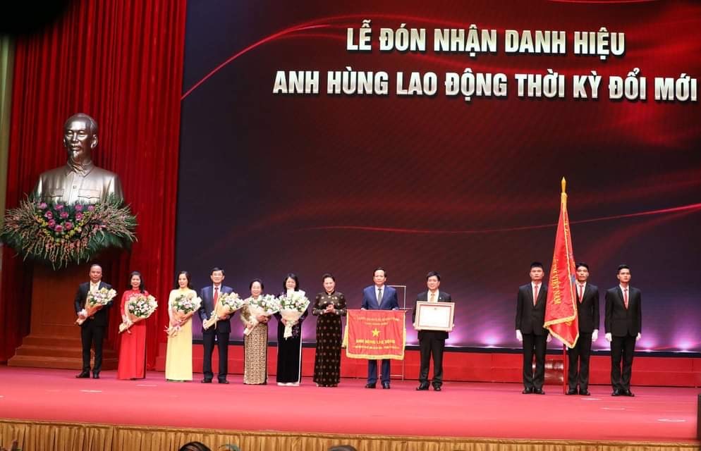 Chủ tịch Quốc hội Nguyễn Thị Kim Ngân trao danh hiệu Anh hùng lao động thời kỳ đổi mới cho Tập thể Hội đồng bảo trợ Quỹ Bảo trợ trẻ em Việt Nam