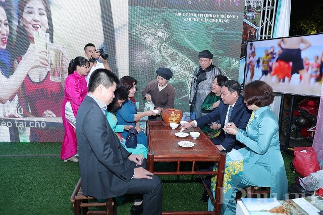 Phó Chủ tịch UBND TP Hà Nội Lê Hồng Sơn tham quan gian trưng bày của Công ty Cổ phần Tuần Châu tại buổi lễ.