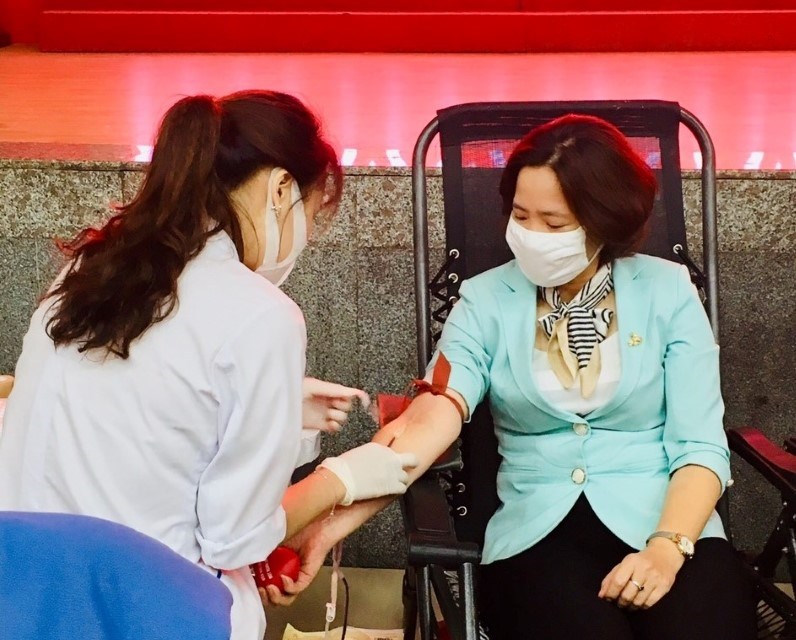 Đồng chí Lê Kim Anh - Chủ tịch Hội LHPN Hà Nội trực tiếp tham gia hiến máu tại Ngày hội hiến máu tình nguyện năm 2020.
