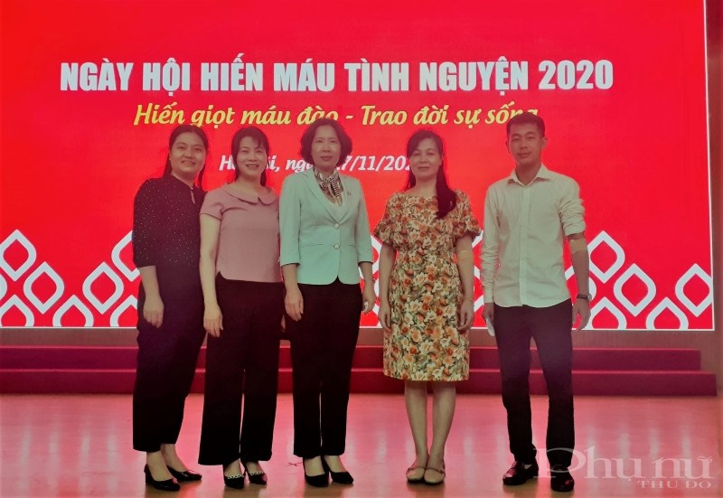 Các cán bộ, công chức, viên chức cơ quan Hội LHPN Hà Nội tham gia Ngày hội Hiến máu tình nguyện năm 2020.