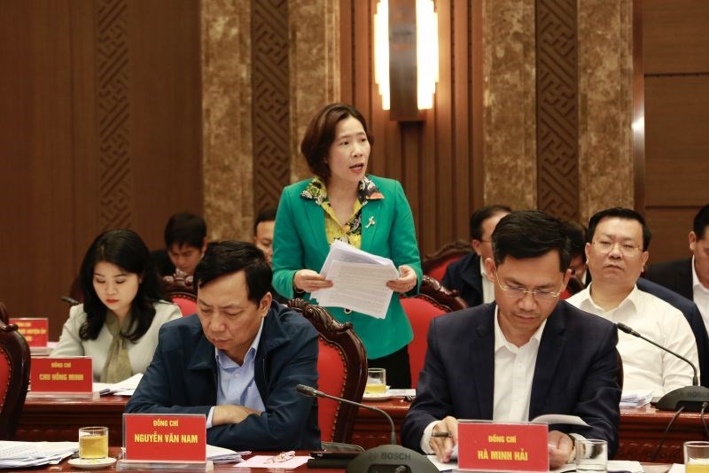 Phó Bí thư Thường trực Thành ủy Nguyễn Thị Tuyến trình bày tờ trình về Quy chế làm việc của Ban Chấp hành Đảng bộ thành phố, Ban Thường vụ Thành ủy và Thường trực Thành ủy khóa XVII.