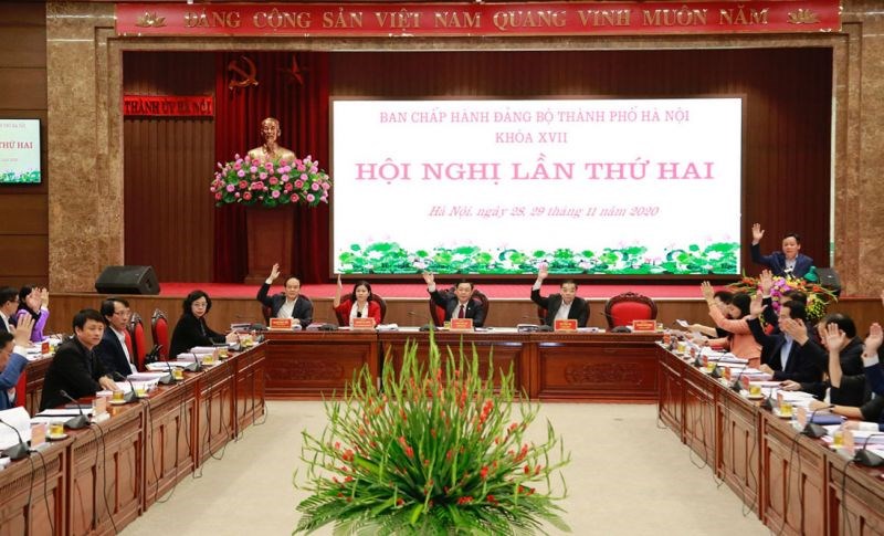 Các đại biểu biểu quyết thông qua chương trình Hội nghị lần thứ hai, Ban Chấp hành Đảng bộ thành phố Hà Nội khóa XVII.