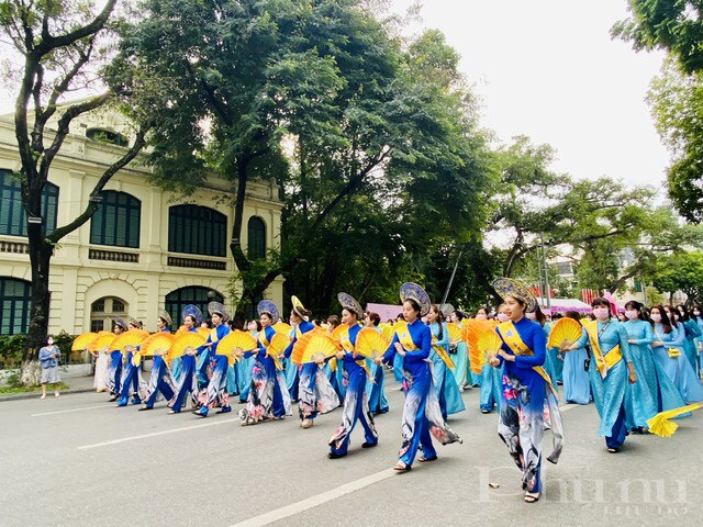 Hơn 500 phụ nữ Thủ đô đồng diễn áo dài trên phố đi bộ hồ Hoàn Kiếm trong chương trình “Hương sắc Tràng An” - ảnh 9
