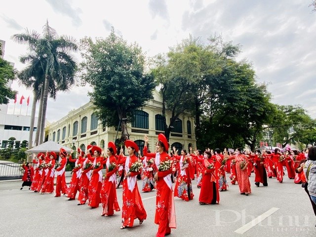 Hơn 500 phụ nữ Thủ đô đồng diễn áo dài trên phố đi bộ hồ Hoàn Kiếm trong chương trình “Hương sắc Tràng An” - ảnh 8
