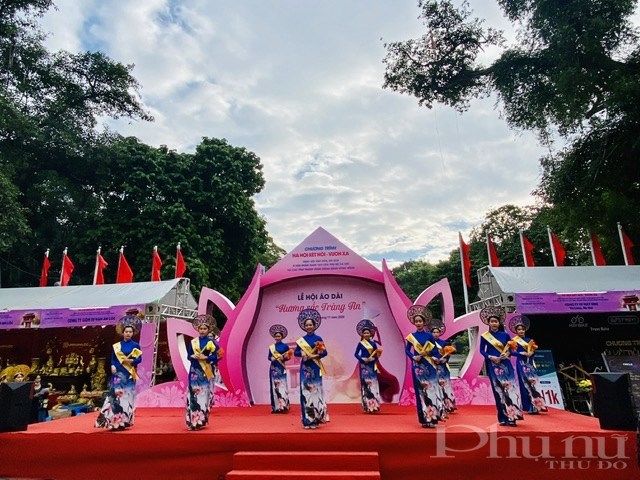 Hơn 500 phụ nữ Thủ đô đồng diễn áo dài trên phố đi bộ hồ Hoàn Kiếm trong chương trình “Hương sắc Tràng An” - ảnh 5