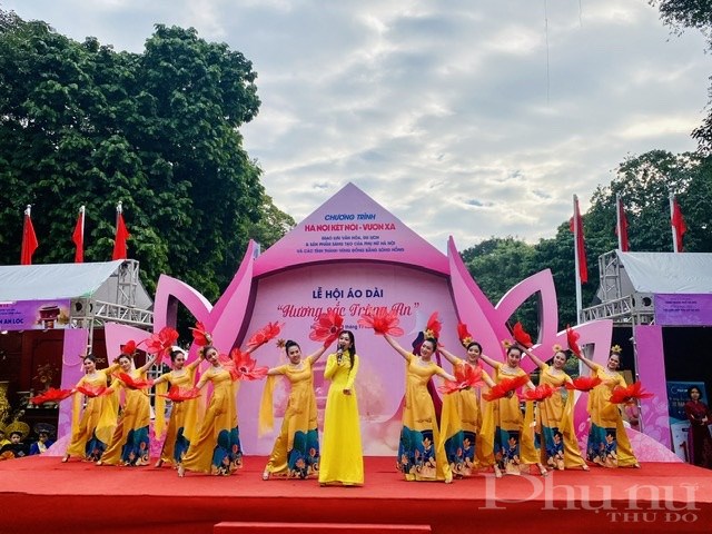 Hơn 500 phụ nữ Thủ đô đồng diễn áo dài trên phố đi bộ hồ Hoàn Kiếm trong chương trình “Hương sắc Tràng An” - ảnh 4