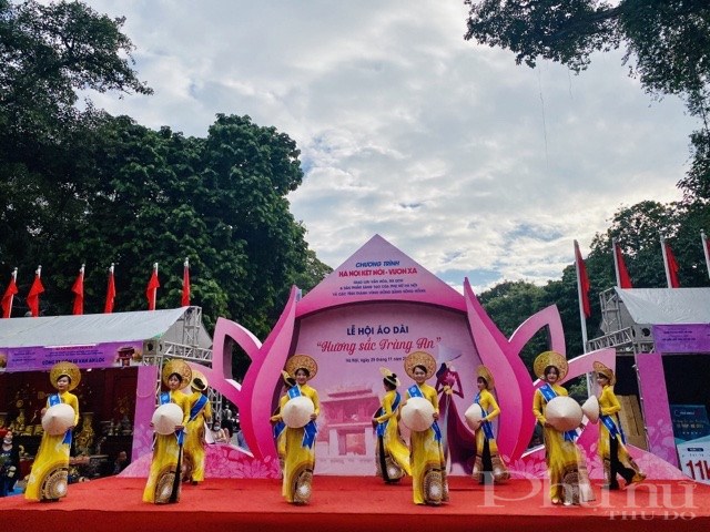 Hơn 500 phụ nữ Thủ đô đồng diễn áo dài trên phố đi bộ hồ Hoàn Kiếm trong chương trình “Hương sắc Tràng An” - ảnh 7