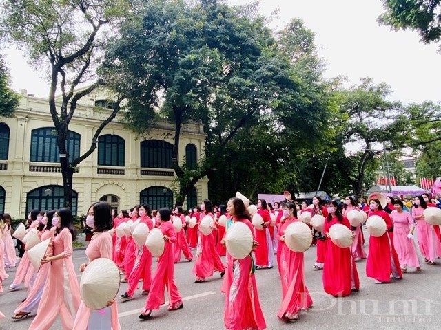 Hơn 500 phụ nữ Thủ đô đồng diễn áo dài trên phố đi bộ hồ Hoàn Kiếm trong chương trình “Hương sắc Tràng An” - ảnh 10
