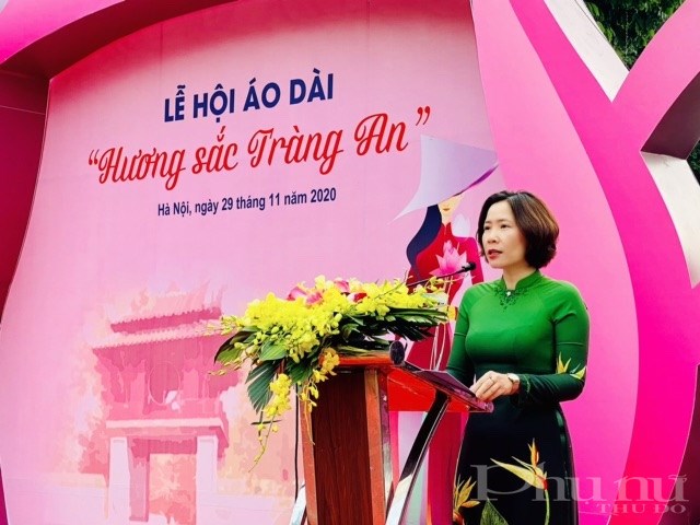 Chủ tịch Hội LHPN Hà Nội Lê Kim Anh phát biểu khai mạc lễ hội áo dài “Hương sắc Tràng An”.