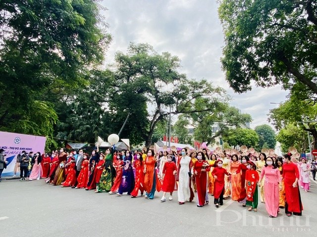 Đông đảo cán bộ, hội viên phụ nữ Thủ đô tham gia diễu hành tại Lễ hội áo dài.