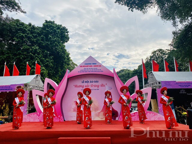 Hơn 500 phụ nữ Thủ đô đồng diễn áo dài trên phố đi bộ hồ Hoàn Kiếm trong chương trình “Hương sắc Tràng An” - ảnh 6