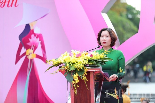 Bà Lê Kim Anh - CHủ tịch Hội LHPN Hà Nội phát biểu khai mạc Lễ hội áo dài Hương sắc Tràng An.