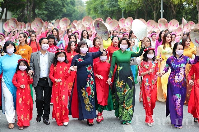 Các đại biểu tham dự lễ diễu hành áo dài quần chúng.