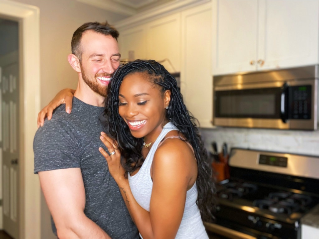 Cặp đôi đa sắc tộc đã tìm thấy hạnh phúc của mình dù còn gặp nhiều khó khăn do nạn phân biệt chủng tộc tại Mỹ.