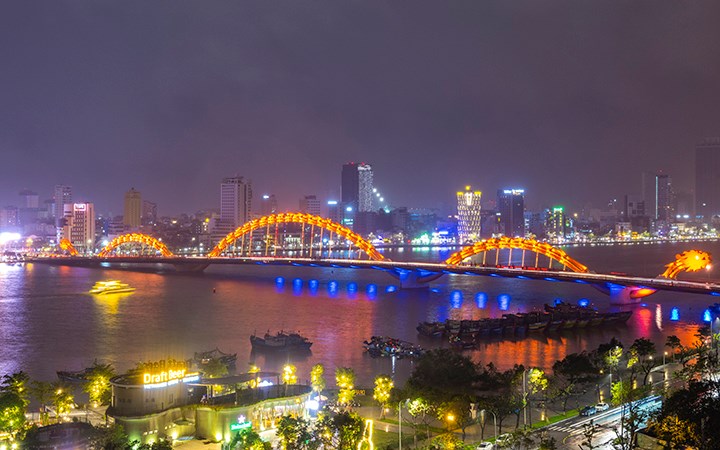 Hai cây cầu biểu tượng của thành phố Đà Nẵng là cầu Rồng và cầu sông Hàn được chuyển sang màu cam trong một tiếng đồng hồ