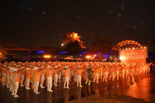 Chương trình “Sắc cam-Thắp sáng và hành động” vì thành phố Đà Nẵng an toàn, không bạo lực với phụ nữ và trẻ em.