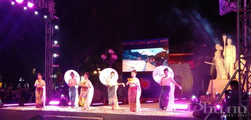 Múa truyền thống của nhân viên ĐSQ Indonesia