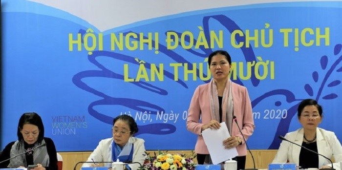Đồng chí Hà Thị Nga - Chủ tịch Hội LHPN Việt Nam phát biểu tại hội nghị