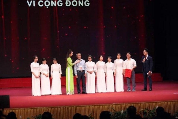 Ông Nguyễn Trung Chắt cùng 10 người con của mình tại Lễ Tuyên dương