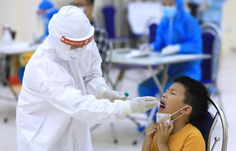 Nhân viên y tế Hà Nội tiến hành lấy mẫu dịch hầu họng để xét nghiệm bằng phương pháp RT-PCR của người dân từ Đà Nẵng trở về.