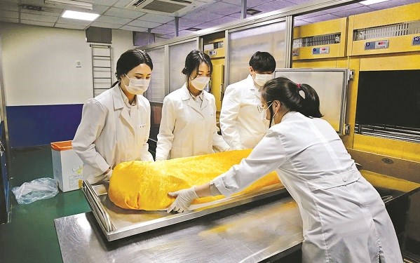 Các học viên đang học cách di chuyển một thi thể trong nhà xác