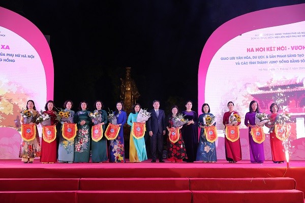 Lãnh đạo trung ương, thành phố Hà Nội tặng hoa, cờ lưu niệm cho các đơn vị tham gia chương trình