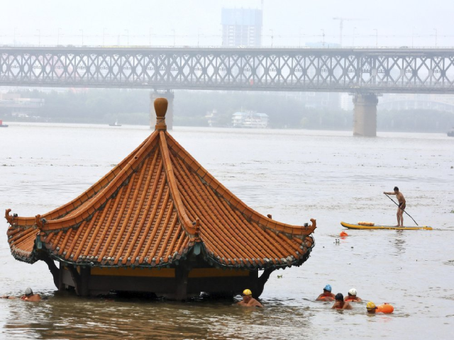 Lũ lụt tại sông Dương Tử, Vũ Hán, Trung Quốc.