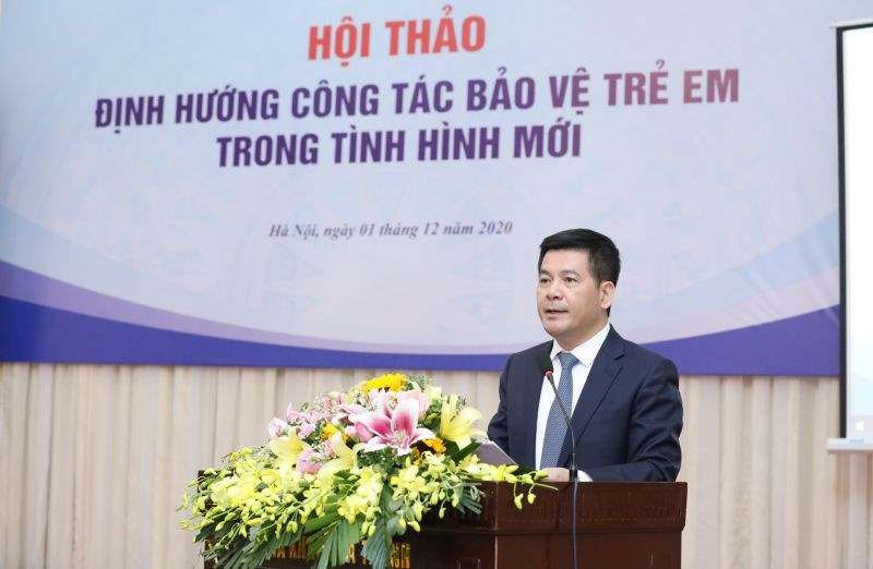 Ông Nguyễn Hồng Diên, Phó trưởng Ban Tuyên giáo Trung ương phát biểu tại Hội thảo