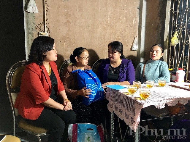 Đồng chí Nguyễn Thị Thu Thủy, Phó Chủ tịch Thường trực Hội LHPN Hà Nội thăm hỏi gia đình các phụ nữ gặp khó khăn vì bão lũ.