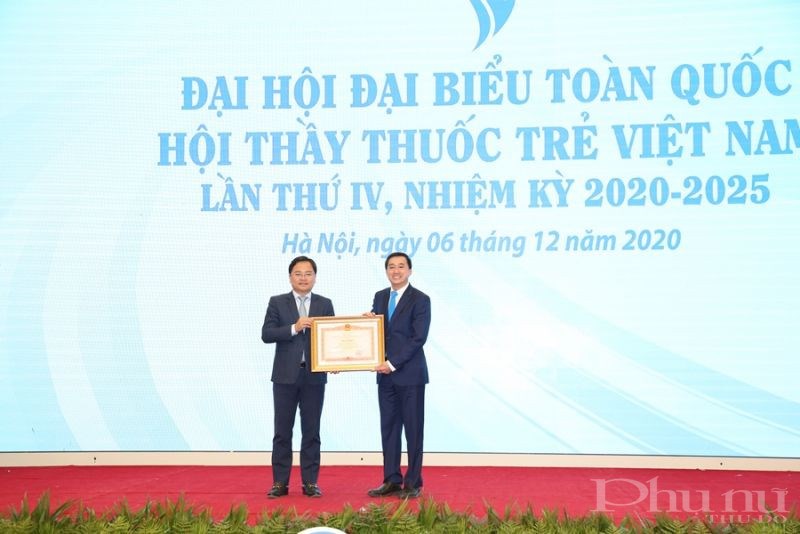 Hội Thầy thuốc trẻ Việt Nam đã vinh dự được trao tặng Bằng khen của Thủ tướng Chính phủ