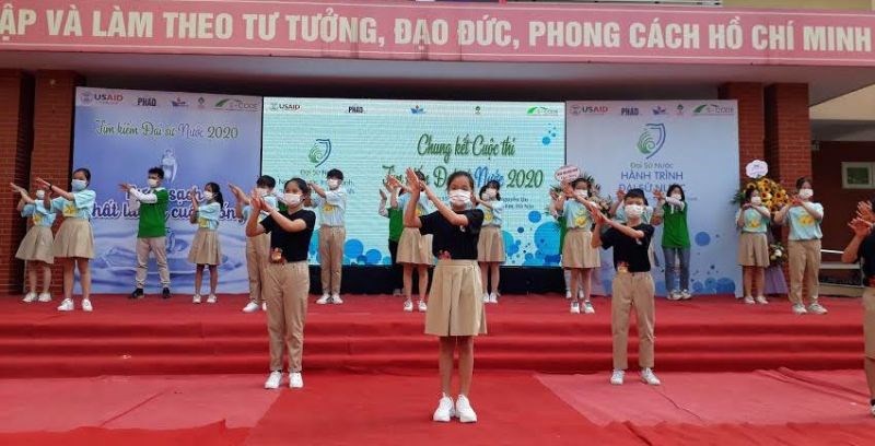 Một tiết mục văn nghệ chào mừng cuộc thi “Tìm kiếm đại sứ nước sạch” của các em học sinh trường THCS Nguyễn Du