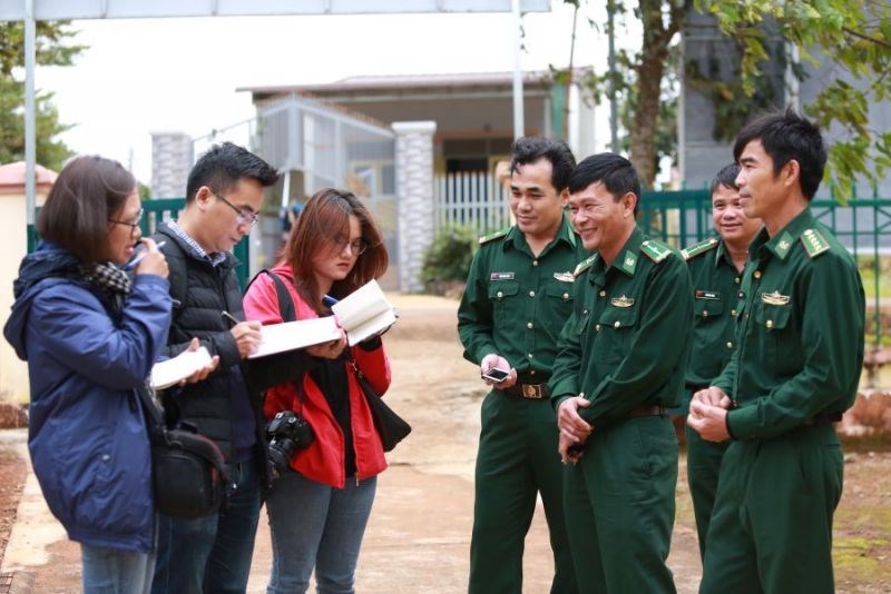 Phóng viên các báo của Hà Nội nghe cán bộ, chiến sĩ Tổ công tác địa bàn thuộc Đồn Biên phòng Đắk Tiên chia sẻ về khó khăn trong công việc.