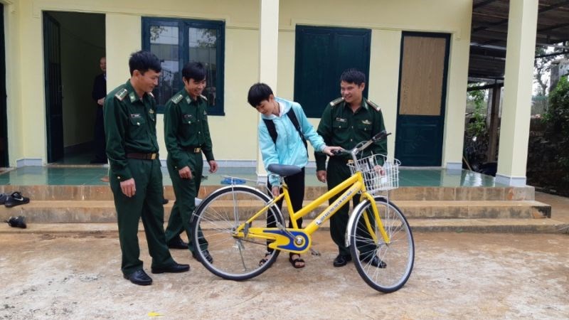 Cán bộ , chiến sĩ Đồn Biên phòng Đắk Tiên tặng xe đạp cho cháu Hoàng Minh - 
