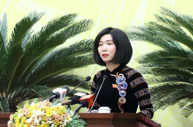 Phó Chủ tịch HĐND thành phố Hà Nội Phùng Thị Hồng Hà trình bày báo cáo tại kỳ họp.