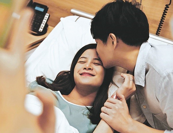 Ca sĩ Ông Cao Thắng chăm vợ khi sinh con