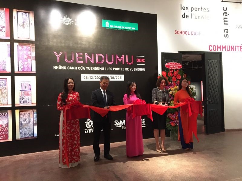 Đại sứ Robyn Mudie và ông Đặng Xuân Thanh cắt băng khai mạc triển lãm.