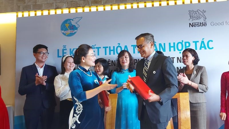 Bà Trần Thị Hương - Phó Chủ tịch Hội LHPN Việt Nam và ông Ông Binu Jacob - Tổng Giám đốc Nestlé Việt Nam ký kết thỏa thuận hợp tác thực hiện Bình đẳng giới và Nâng cao quyền năng cho phụ nữ